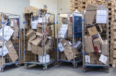 Abfallkäfige gefüllt mit Karton