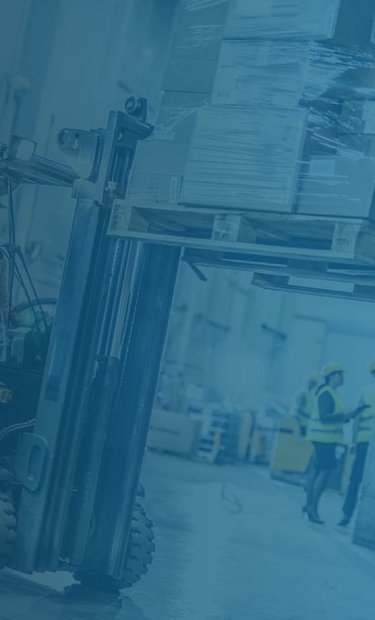 Gelber Gabelstapler in einer Produktionsumgebung