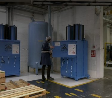 Mann und Ballenpresse