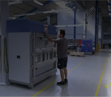 Mann und Ballenpresse