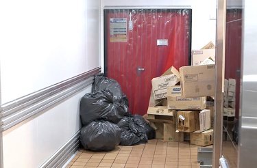Abfall an der Hintertür eines Restaurants