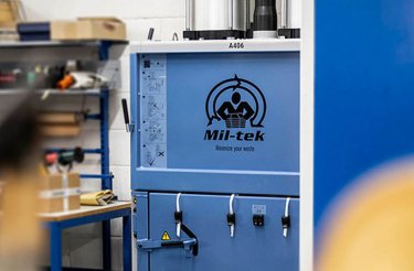 Pneumatische Ballenpresse – Vorderansicht mit Mil-tek Logo